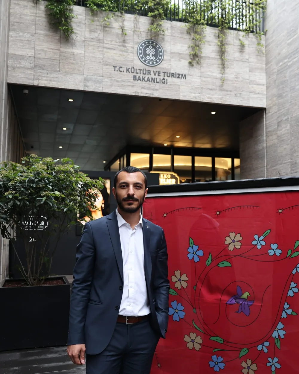 Mertcan Tekin, T.C. Kültür ve Turizm Bakanlığı binasının önünde