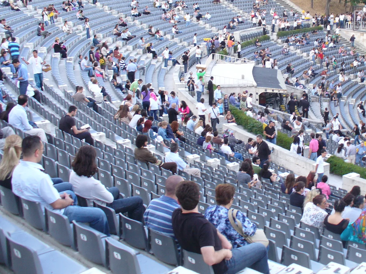 İstanbul'daki Cemil Topuzlu Açıkhava Tiyatrosu'nda konser öncesi dolmaya başlayan basamaklı oturma alanı