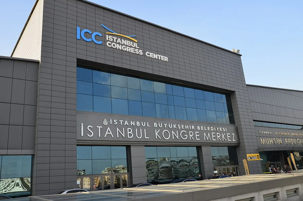 İstanbul Kongre Merkezi'nin cam cepheli giriş binası ve tabelası